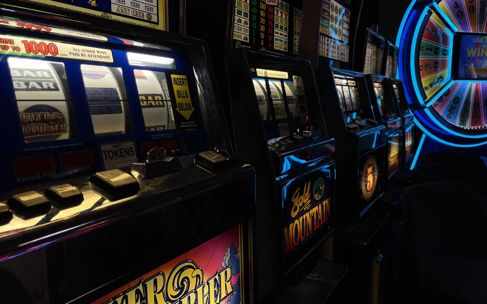 ภาพเกมสล็อตที่มีรีลและสัญลักษณ์พิเศษ