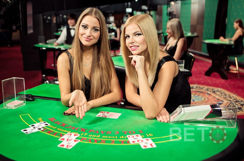 หน้าจอคาสิโนสด ku แสดงดีลเลอร์และโต๊ะเกมแบบถ่ายทอดสด